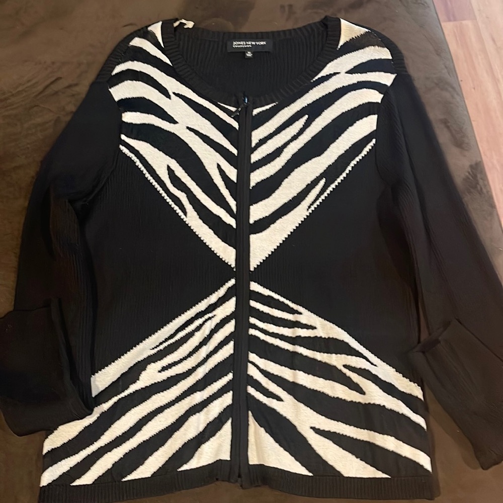 Medium,black and white zebra sweater